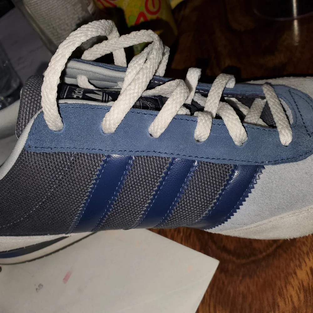 Adidas Marun Sneakers - Picture 2 of 4